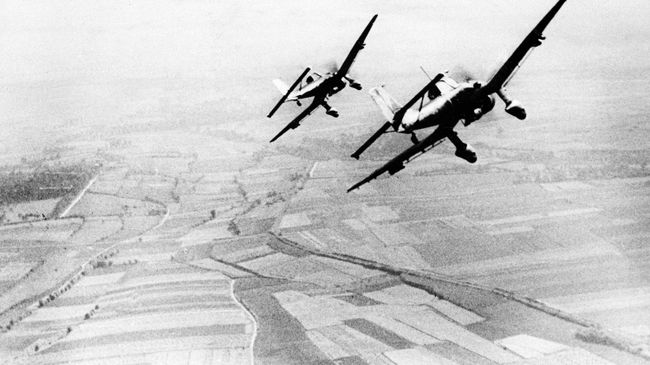 Немецкие пикирующие бомбардировщики Юнкерс Ju 87 Немецкие пикирующие бомбардировщики Юнкерс Ju 87