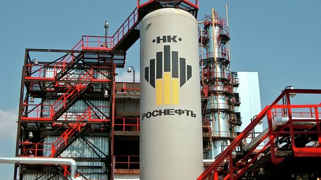 Логотип компании Роснефть на павильоне в выставочном комплексе Ленэкспо, где проходит XIX Петербургский международный экономический форум. Архивное фото