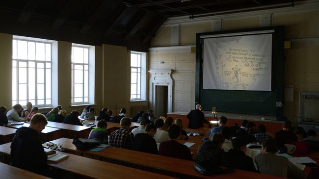 Студенты и преподаватель во время лекции Студенты и преподаватель во время лекции