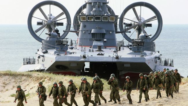 Малый десантный корабль на воздушной подушке (МДКВП) Мордовия и бронетранспортер БТР-80 на совместных российско-белорусских учениях Щит Союза-2015 в Калининградской области Малый десантный корабль на воздушной подушке (МДКВП) Мордовия и бронетранспортер БТР-80 на совместных российско-белорусских учениях Щит Союза-2015 в Калининградской области