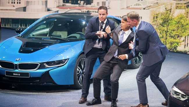 Гендиректор компании BMW Харальд Крюгер во время открытия Международного автосалона во Франкфурте. 15 сентября 2015 Гендиректор компании BMW Харальд Крюгер во время открытия Международного автосалона во Франкфурте. 15 сентября 2015