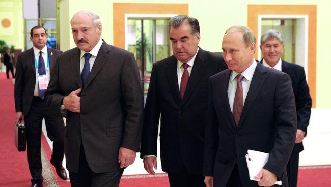 Президент России Владимир Путин, президент Таджикистана Эмомали Рахмон и президент Белоруссии Александр Лукашенко (справа налево на первом плане) и президент Киргизии Алмазбек Атамбаев перед началом заседания ОДКБ