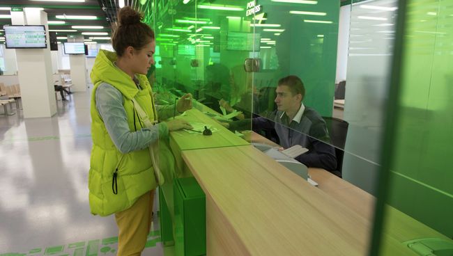Клиентка в визовом центре Pony Express в Москве. Архивное фото Клиентка в визовом центре Pony Express в Москве. Архивное фото