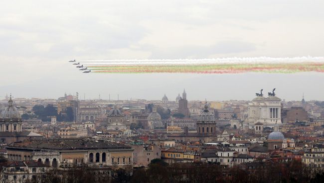 Самолеты пилотажной группы ВВС Италии Frecce Tricolori над Римом во время празднования годовщины объединения Италии Самолеты пилотажной группы ВВС Италии Frecce Tricolori над Римом во время празднования годовщины объединения Италии