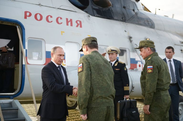 Президент России Владимир Путин (слева) во время посещения полигона Донгузский в Оренбургской области Президент России Владимир Путин (слева) во время посещения полигона Донгузский в Оренбургской области