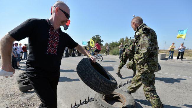 Активисты заблокировали автодорогу на границе Украины и Крыма. 20 сентября 2015 Активисты заблокировали автодорогу на границе Украины и Крыма. 20 сентября 2015