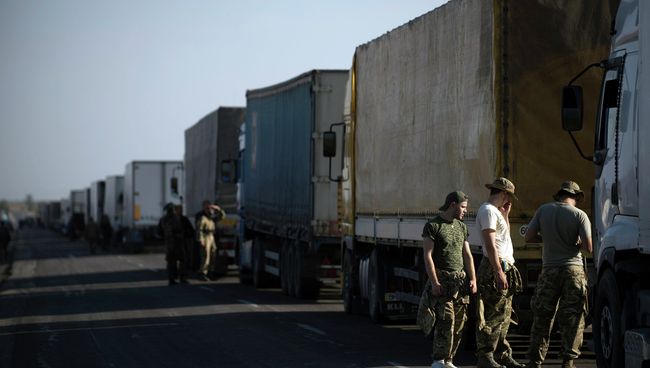 Активисты заблокировали автотрассу у поселка Чонгар на границе Украины и Крыма. Архивное фото