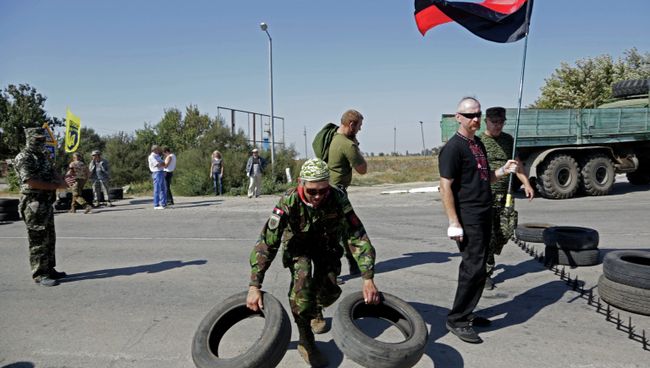 Активисты заблокировали автотрассу у поселка Чонгар на границе Украины и Крыма Активисты заблокировали автотрассу у поселка Чонгар на границе Украины и Крыма