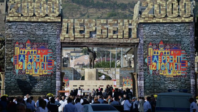 Участники фестиваля национальных культур и подворий народов Дагестана на площади Свободы в рамках празднования 2000-летия Дербента Участники фестиваля национальных культур и подворий народов Дагестана на площади Свободы в рамках празднования 2000-летия Дербента