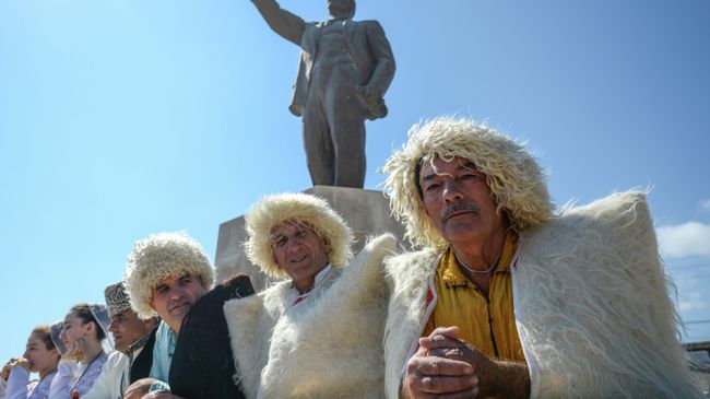 Участники фестиваля национальных культур и подворий народов Дагестана на площади Свободы в рамках празднования 2000-летия Дербента