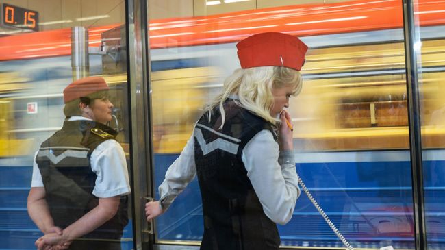 Диспетчеры на станции метрополитена. Архивное фото