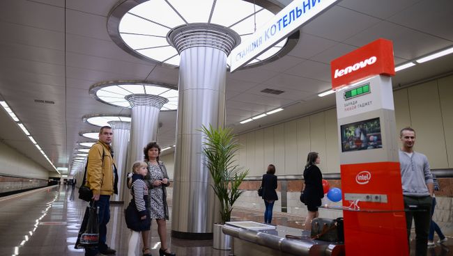 Пассажиры на открывшейся станции московского метрополитена Котельники. Архивное фото