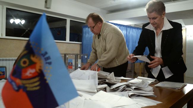 Подсчет голосов на одном из избирательных участков на выборах в ЛНР. Архивное фото Подсчет голосов на одном из избирательных участков на выборах в ЛНР. Архивное фото