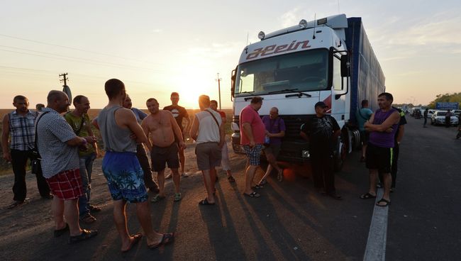 Водители грузовых автомобилей на границе Украины и Крыма у пограничного пункта Каланчак Водители грузовых автомобилей на границе Украины и Крыма у пограничного пункта Каланчак