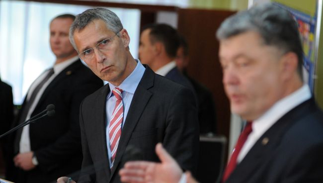Украинский президент Петр Порошенко и генсек НАТО Йенс Столтенберг. Архивное фото Украинский президент Петр Порошенко и генсек НАТО Йенс Столтенберг. Архивное фото