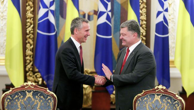 Президент Украины Петр Порошенко и генеральный секретарь НАТО Йенс Столтенберг. Архивное фото Президент Украины Петр Порошенко и генеральный секретарь НАТО Йенс Столтенберг. Архивное фото