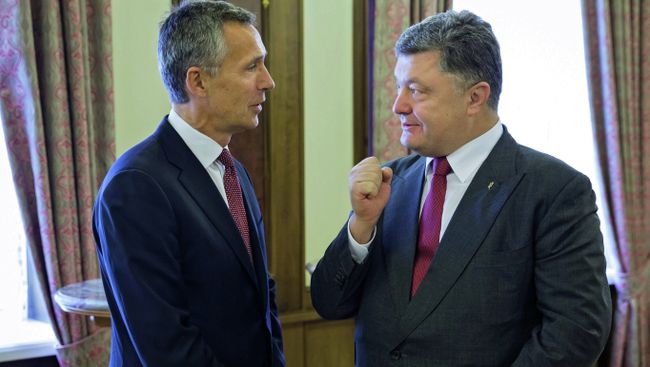 Президент Украины Петр Порошенко и генеральный секретарь НАТО Йенс Столтенберг. Архивное фото Президент Украины Петр Порошенко и генеральный секретарь НАТО Йенс Столтенберг. Архивное фото