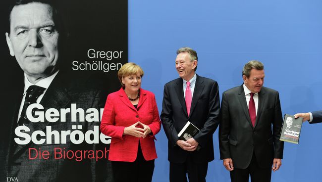 Канцлер Германии Ангела Меркель, бывший канцлер Германии Герхард Шредер и автор Грегор Шолген во время официальной презентации биографии Шредера в Берлин Канцлер Германии Ангела Меркель, бывший канцлер Германии Герхард Шредер и автор Грегор Шолген во время официальной презентации биографии Шредера в Берлин