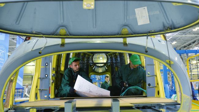 Сборочный цех вертолетного завода. Архивное фото Сборочный цех вертолетного завода. Архивное фото