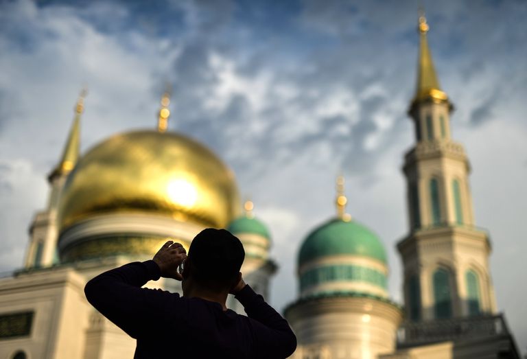 Мусульмане в день праздника жертвоприношения Курбан-Байрам в Московской Соборной мечети Мусульмане в день праздника жертвоприношения Курбан-Байрам в Московской Соборной мечети