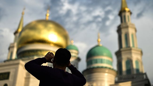 Мусульмане в день праздника жертвоприношения Курбан-Байрам в Московской Соборной мечети