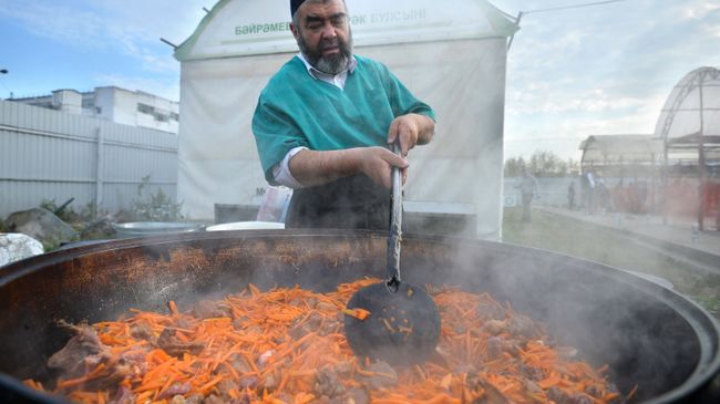 Мусульманин готовит плов из жертвенных животных в день празднования Курбан-Байрама Мусульманин готовит плов из жертвенных животных в день празднования Курбан-Байрама