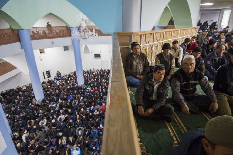 Мусульмане во время праздника Курбан-Байрам в Сибирской соборной мечети в Омске Мусульмане во время праздника Курбан-Байрам в Сибирской соборной мечети в Омске