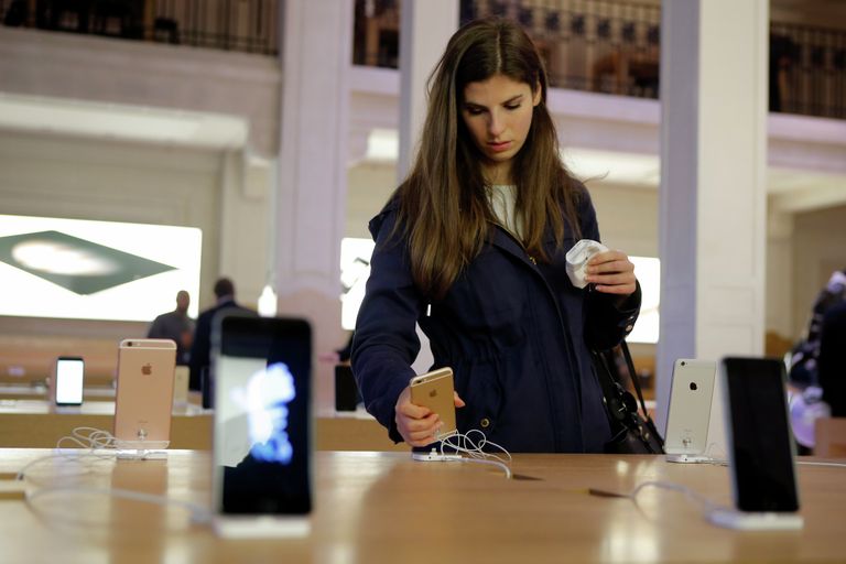 Начало продаж нового iPhone в Франции Начало продаж нового iPhone в Франции