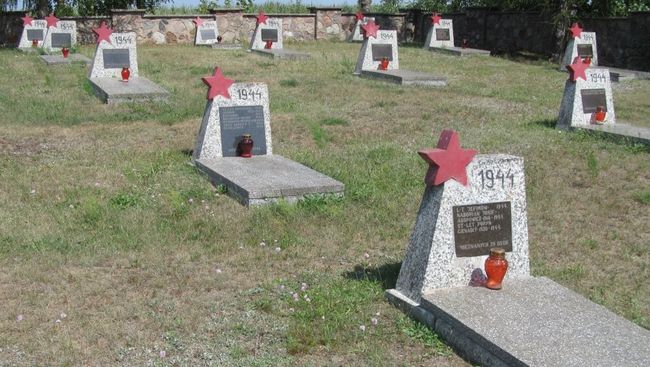 Кладбище советских воинов в населенном пункте Милейчице, Польша. Архивное фото Кладбище советских воинов в населенном пункте Милейчице, Польша. Архивное фото