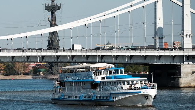 Прогулочный теплоход на Москве-реке. Архивное фото