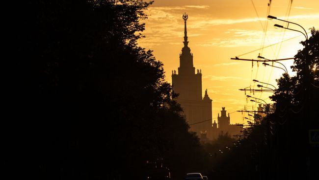 Главное здание Московского государственного университета (МГУ) на Воробьевых горах в Москве
