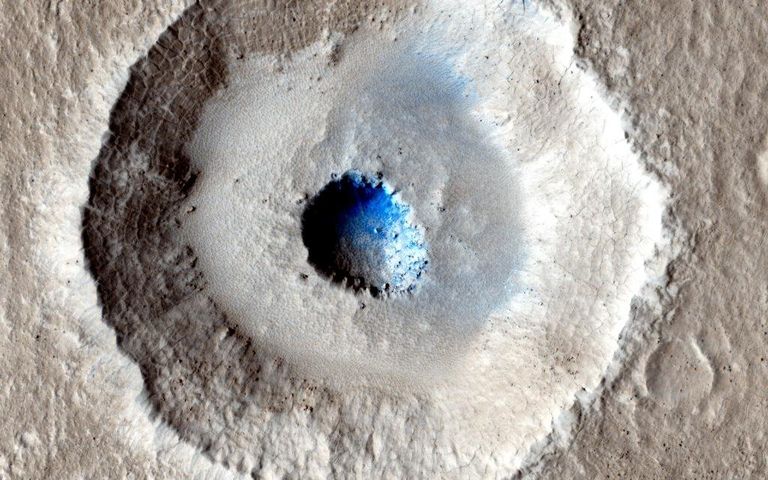 Кратер на поверхности Марса, сфотографированный на камеру HiRISE Кратер на поверхности Марса, сфотографированный на камеру HiRISE