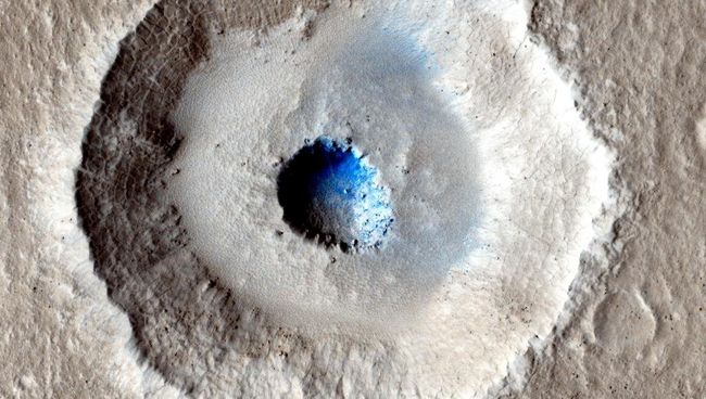Кратер на поверхности Марса, сфотографированный на камеру HiRISE 