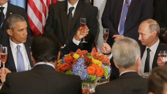 Президент России Владимир Путин и президент США Барак Обама на официальном завтраке в честь глав делегаций, участвующих в 70-й сессии Генеральной Ассамблеи ООН в Нью-Йорке Президент России Владимир Путин и президент США Барак Обама на официальном завтраке в честь глав делегаций, участвующих в 70-й сессии Генеральной Ассамблеи ООН в Нью-Йорке