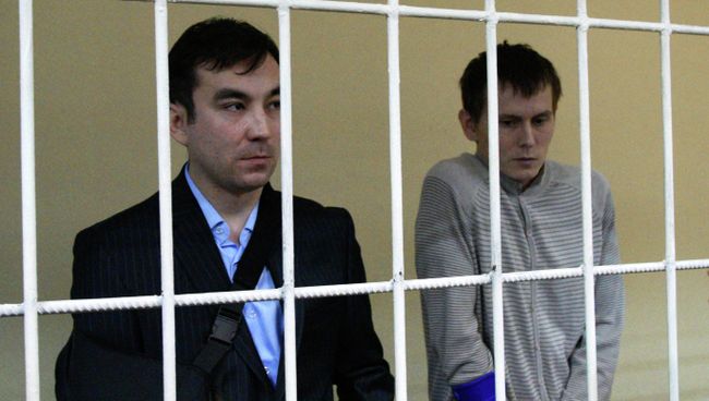 Россияне Евгений Ерофеев (слева) и Александр Александров, задержанные на Украине в мае 2015 года, на заседании Голосеевского районного суда Киева. Архивное фото