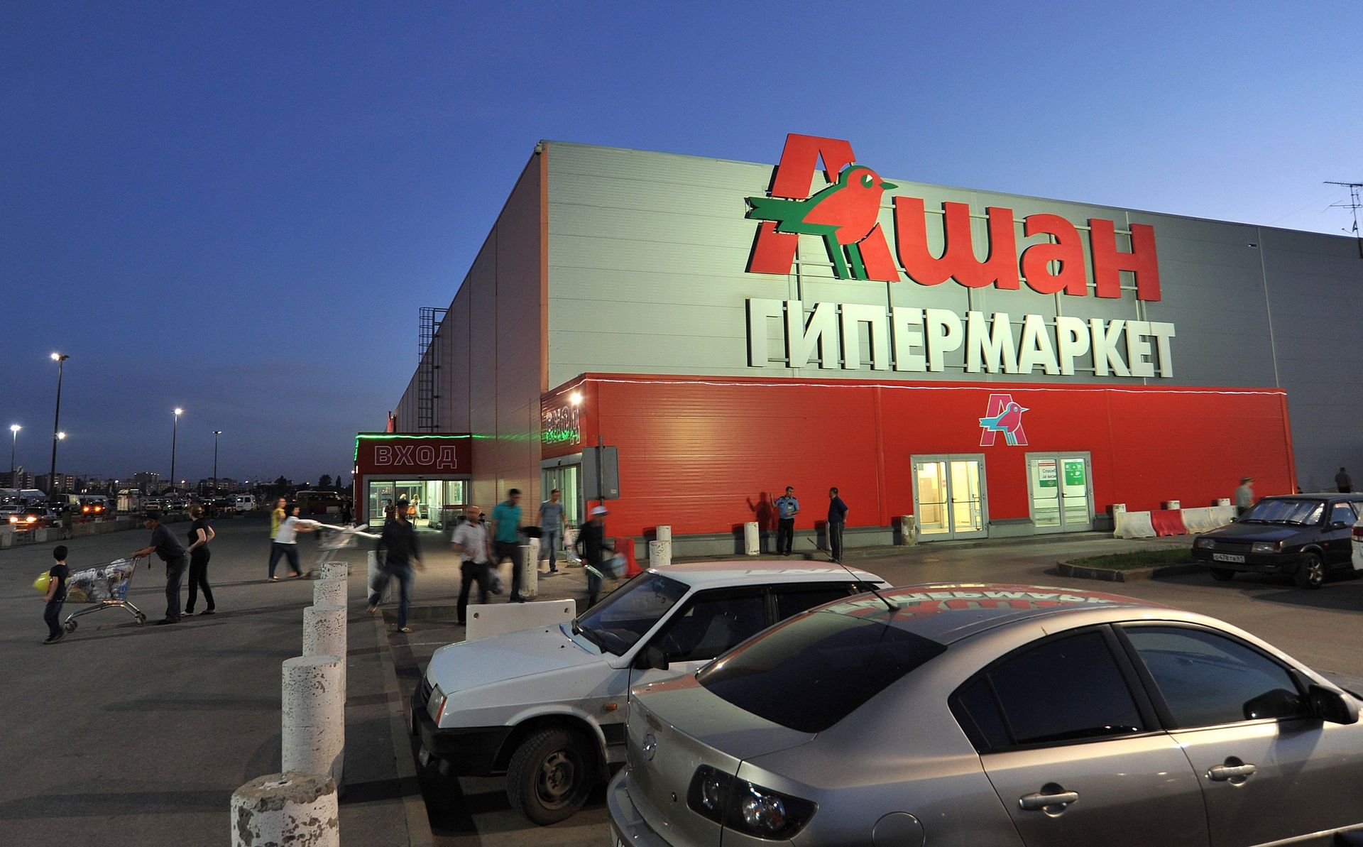 Автомобильная парковка возле гипермаркета Ашан в Ростове-на-Дону Автомобильная парковка возле гипермаркета Ашан в Ростове-на-Дону - РИА Новости, 1920, 16.10.2025