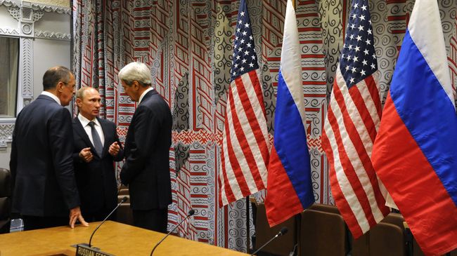 Президент России Владимир Путин, министр иностранных дел РФ Сергей Лавров и госсекретарь США Джон Керри беседуют после встречи с президентом США Бараком Обамой в рамках 70-й сессии Генеральной Ассамблеи ООН в Нью-Йорке Президент России Владимир Путин, министр иностранных дел РФ Сергей Лавров и госсекретарь США Джон Керри беседуют после встречи с президентом США Бараком Обамой в рамках 70-й сессии Генеральной Ассамблеи ООН в Нью-Йорке