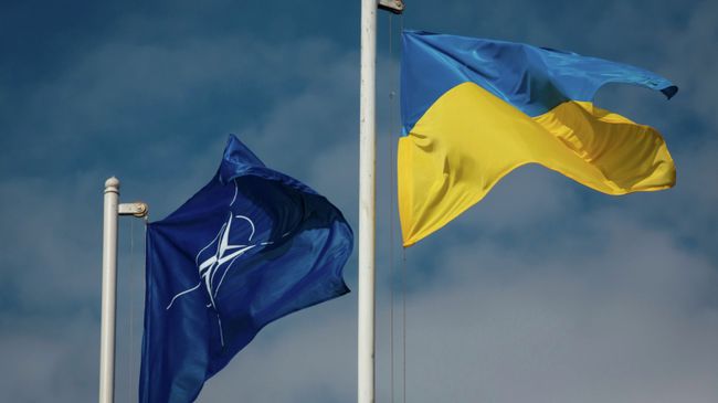 Флаги НАТО и Украины