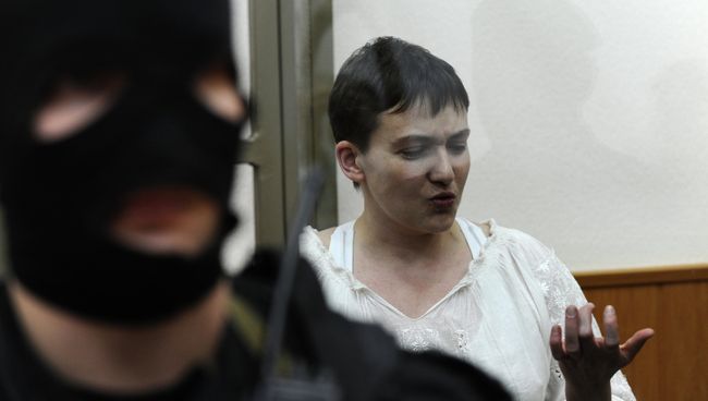Украинская летчица Надежда Савченко на очередном заседании Донецкого городского суда Ростовской области. Архивное фото Украинская летчица Надежда Савченко на очередном заседании Донецкого городского суда Ростовской области. Архивное фото