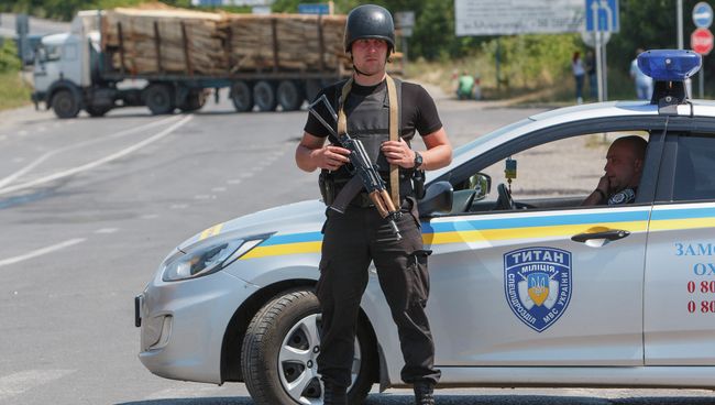 Сотрудник спецподразделения полиции Украины. Архивное фото Сотрудник спецподразделения полиции Украины. Архивное фото