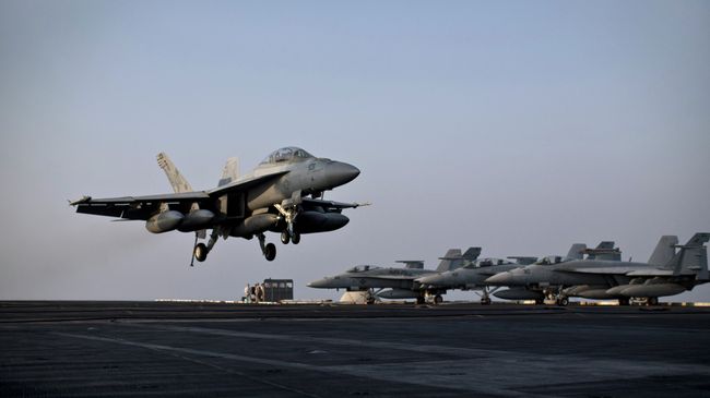 F/A-18E Супер Хорнет совершает взлет с авианосца USS Theodore Roosevelt. Архивное фото F/A-18E Супер Хорнет совершает взлет с авианосца USS Theodore Roosevelt. Архивное фото