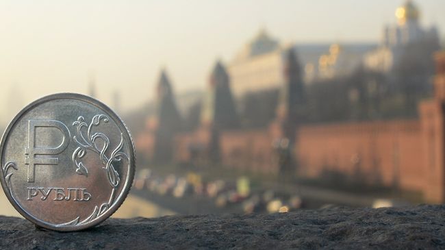 Рублевая монета на фоне Московского Кремля Рублевая монета на фоне Московского Кремля