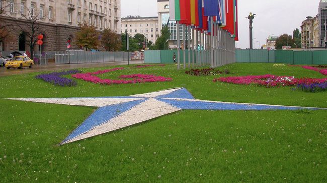Эмблема и флаги стран-членов НАТО. Архивное фото Эмблема и флаги стран-членов НАТО. Архивное фото