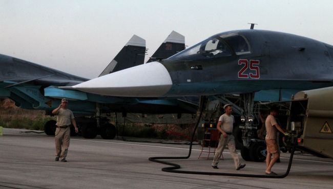 Техники обслуживают российские самолеты СУ в аэропорту Хмеймим в Сирии. Архивное фото Техники обслуживают российские самолеты СУ в аэропорту Хмеймим в Сирии. Архивное фото