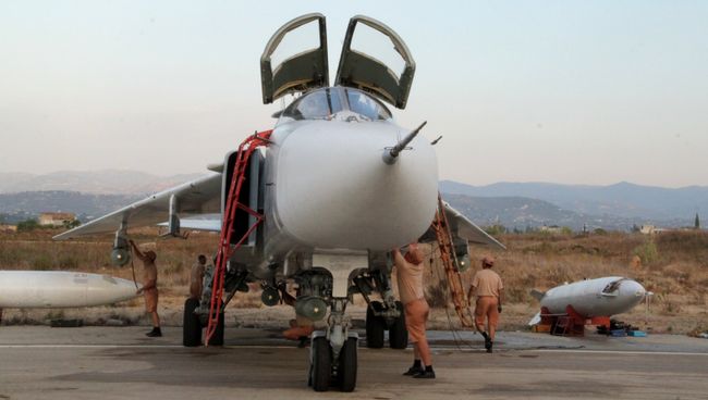 Техники обслуживают российские самолеты СУ в аэропорту Хмеймим в Сирии
