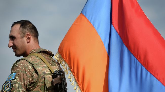 Военнослужащий подразделения Вооруженных сил Армении, входящего в состав Коллективных миротворческих сил Организации Договора о коллективной безопасности (ОДКБ) на открытии учений КМС ОДКБ Нерушимое братство-2015 Военнослужащий подразделения Вооруженных сил Армении, входящего в состав Коллективных миротворческих сил Организации Договора о коллективной безопасности (ОДКБ) на открытии учений КМС ОДКБ Нерушимое братство-2015