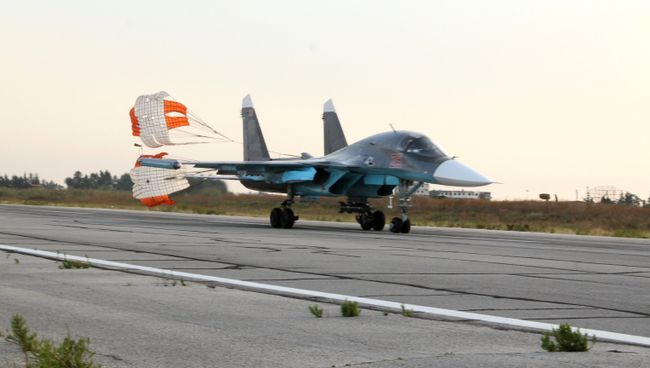 Российские самолеты СУ на аэродроме около Латакии