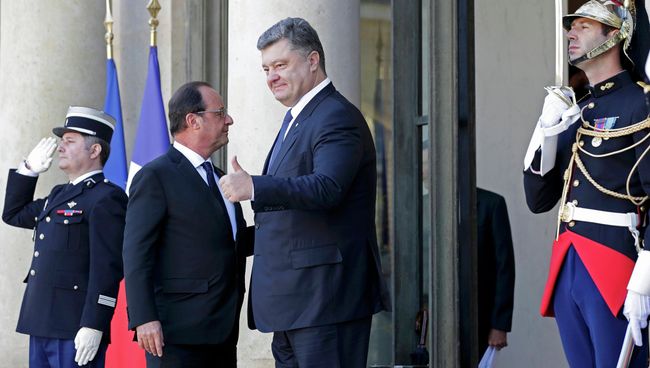 Президент Украины Петр Порошенко и глава Франции Франсуа Олланд во время встречи в Елисейском дворце в Париже. 2 октября 2015 Президент Украины Петр Порошенко и глава Франции Франсуа Олланд во время встречи в Елисейском дворце в Париже. 2 октября 2015