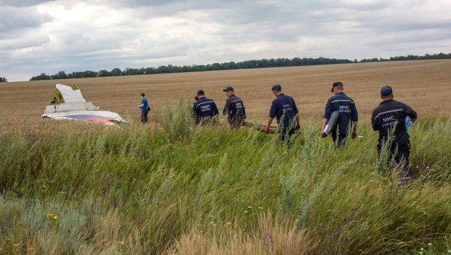 Сбор тел погибших на месте крушения малайзийского лайнера Boeing 777 в районе Шахтерска Сбор тел погибших на месте крушения малайзийского лайнера Boeing 777 в районе Шахтерска