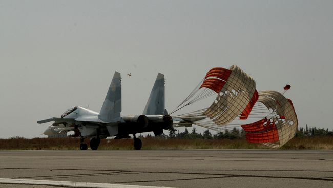 Российский самолет приземляется на аэродроме Хмеймим
